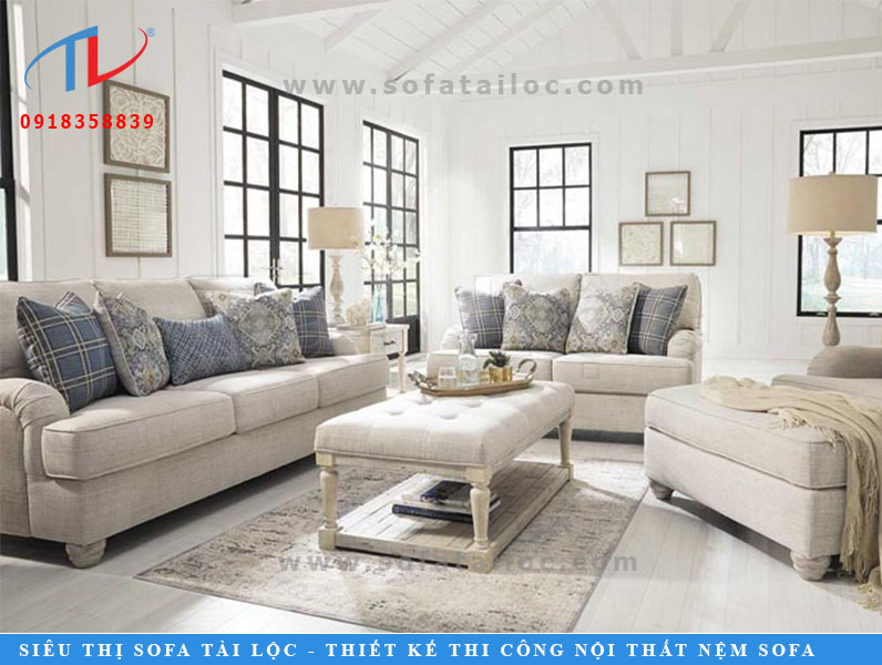 Khi lựa chọn ghế sofa dành cho phòng khách nhỏ. Việc lựa chọn các tông màu trắng hay màu sáng sẽ tạo cảm giác nới rộng không gian, và càng hiệu quả hơn nếu bạn sơn tường bằng gam màu trắng tinh tế, thanh lịch.