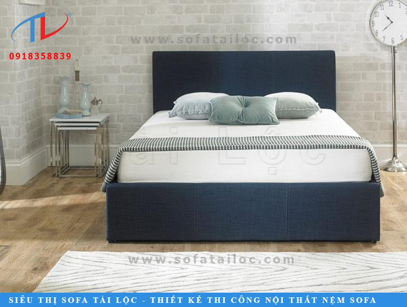 Cũng nằm trong mã Caleste, giường ngủ đầu nệm bọc vải bố màu xanh đậm Denim Caleste cũng rất cuốn hút với màu sắc lâu cũ, cũng dễ tạo điểm nhấn cho căn phòng,