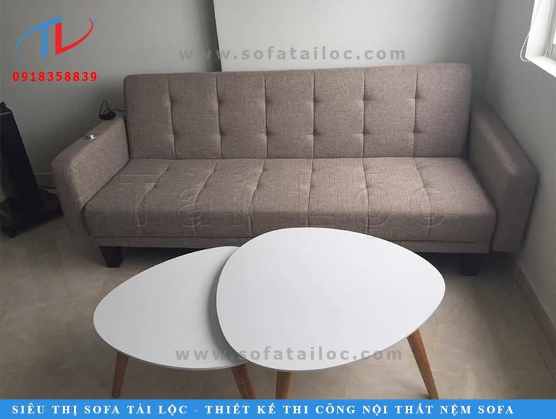 Những bộ bàn ghế sofa phòng khách thông minh thường có kích thước nhỏ gọn, có thể vừa làm sofa vừa làm giường nằm cực kỳ tiện lợi.