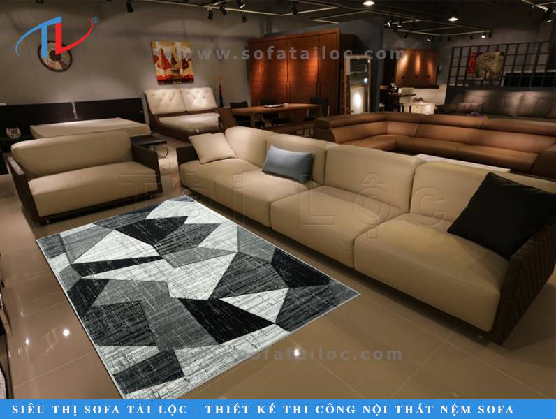 Thảm phòng khách lót dưới sofa dần trở thành một món đồ nội thất quan trọng trong các bản vẽ thiết kế nhà ở ngày nay. Điểm nhấn thú vị này là cách tôn lên bộ sofa và nét đẹp của căn phòng bạn trang trí.